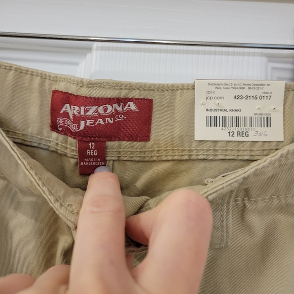 NWT Arizona Jeans Cargo Beige Adjustable Boys Shorts, Size 12 - Picture 4 of 4
